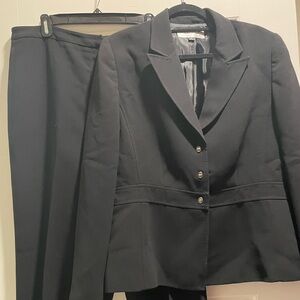 Tahari Bkack pant suit